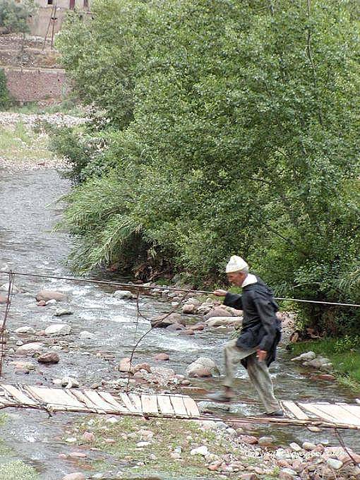 La dangereuse traversée d'un pont de singe en mauvais état, vallée de l'Ourika - Maroc