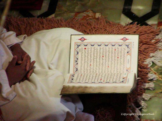 Lecture du Coran, mausolée Mohammed V, Rabat - Maroc