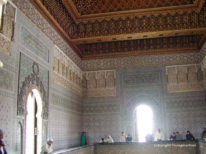 Frises calligraphiques, zelliges polychromes, intérieur du mausolée Mohamed V, Rabat - Maroc