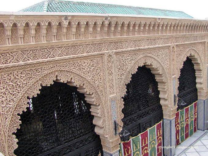 Finesse arhitecturale de l'extérieur de la Mosquée, mausolée Mohammed V, Rabat - Maroc