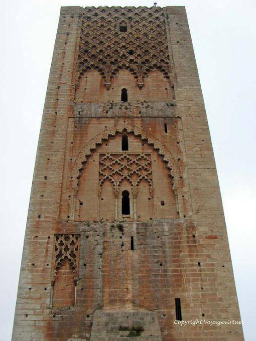 Ornementation différente d'une face du minaret de la mosquée inachevée du XIIᵉ siècle, tour Hassan, Rabat - Maroc