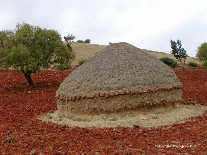 La belle meule ronde sur la terre rouge, Parc national de Talassemtane, Rif - Maroc