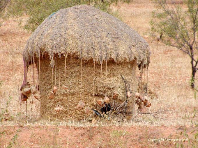 Suspensions de pierres pour tenir le tas de foin typique, Talassemtane, Rif - Maroc