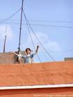 Joie de la jeune fille sur un toit, Marrakech, Maroc.