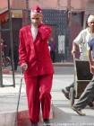 L'homme en costume rouge, Marrakech, Maroc.