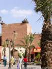 Cigognes sur la porte de la place des Ferblantiers, Marrakech, Maroc.