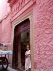 La petite fille en rose qui tire la langue, Marrakech, Maroc.