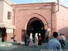 La porte d'entrée dans un souk couvert, Mellah, Marrakech, Maroc.