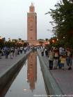Reflet du minaret éclairé dans un bassin du jardin de la Koutoubia, Marrakech, Maroc.