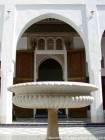 Fontaine en marbre de Carrare du petit patio, Palais de la Bahia, Marrakech, Maroc.