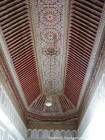 Stucs et plafond de cèdre à motifs peints, Salle du Conseil, Palais de la Bahia, Marrakech, Maroc.