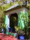 Kiosque au plâtre ciselé sous les bambous, Jardin Majorelle, Marrakech, Maroc.