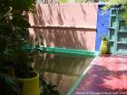 Harmonie multicolore entre porte et bassin, jardin Majorelle, Marrakech, Maroc.