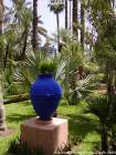 Amphore en bleu Majorelle sur piédestal, jardin Majorelle, Marrakech, Maroc.