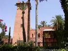 Bâtiment et tour carrée, Jardin Majorelle, Marrakech, Maroc.