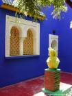 Fenêtre arabo-andalouse et harmonie de couleurs, Jardin Majorelle, Marrakech, Maroc.