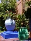 Jarres de terre cuite colorées, Jardin Majorelle, Marrakech, Maroc.