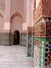 Bas de murs en zéliges et coupole à mouqarnas, cour de la médersa Ben Youssef, Marrakech, Maroc.