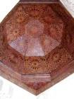 Coupolette en bois du plafond d'une nef, salle de prière, médersa Ben Youssef, Marrakech, Maroc.