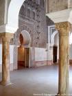Colonne de marbre de la salle de prière et ouverture du mirhab, médersa Ben Youssef, Marrakech, Maroc.
