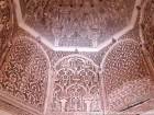Murs et coupole à mouqarnas de plâtre du mirhab, médersa Ben Youssef, Marrakech, Maroc.