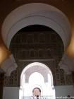 Depuis la salle de prière, axe vers la grande cour et l'entrée, Medersa Ben Youssef, Marrakech, Maroc.