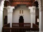 Patio intérieur bordé de balustrades en bois tourné, Médersa Ben Youssef, Marrakech, Maroc.