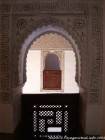 Ouvertures entourées d'inscriptions et motifs en plâtre, Medersa Ben Youssef, Marrakech, Maroc.