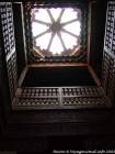 Puits de lumière et rampes en bois sculpté, Médersa Ben Youssef, Marrakech, Maroc.