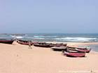 Les barques de pêche au repos sur la plage, Oualidia, Maroc.