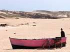 Dunes et barque rouge, Oualidia, Maroc.