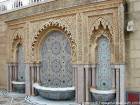 Art des stucs et zelliges, fontaine du Mausolée Mohammed V, Rabat, Maroc.