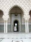 Entre les colonnades en marbre blanc d'Italie, mausolée Mohamed V, Rabat, Maroc.