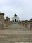 Entre les colonnes, perspective sur le Mausolée du père de l'indépendance, Mohamed V, Rabat, Maroc.