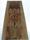 Ornementation différente d'une face du minaret de la mosquée inachevée du XIIᵉ siècle, tour Hassan, Rabat, Maroc.