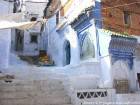 Une double fontaine au coin d'une rue, Chefchaouen, Maroc.