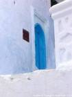 Lumière bleutée des murs et porte, Chefchaouen, Maroc.