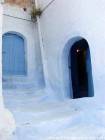 Porte entrebaillée et entrée berbère, Chefchaouen, Maroc.
