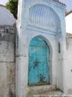 Porte maure et fronton en forme de coquille Saint-Jacques, Chefchaouen, Maroc.