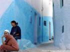 Chefchaouen, jeunes femmes à l'angle de la rue, Maroc.