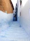 Les marches bleues d'une ruelle en pente, Chefchaouen, Maroc.