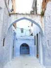Chefchaouen, arc de rue vers Bab el Souk, Maroc.