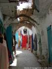 Ruelle à arcades dans le souk, médina, Chefchaouen, Maroc.