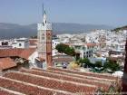 Les toits et le minaret de la Mosquée El Masjid El Aadam, Chefchaouen, Maroc.