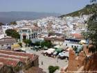 Panorama sur une place et la ville depuis la tour de la Kasbah, Chefchaouen, Maroc.