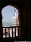 Vue sur un minaret depuis une ouverture de la tour de la kasbah, Chefchaouen, Maroc.
