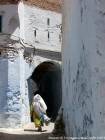 Femme en tenue traditionnelle vue de dos, Chefchaouen, Maroc.