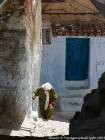 La dure montée des marches d'une habitante, Chefchaouen, Maroc.