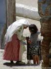 La vieille femme en costume traditionnel et la petite fille, Chefchaouen, Maroc.