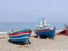 Les bateaux de pêche sur la plage d'Oued Laou, Maroc.